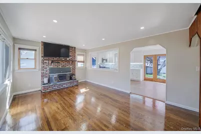 150 Spur Drive S, Bay Shore, NY 11706 - Photo 2