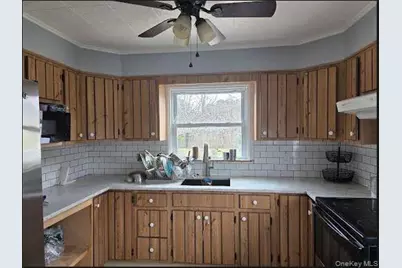33 Brown Street, Riverhead, NY 11901 - Photo 2