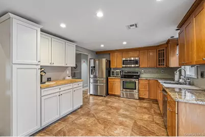 79 White Pine Way, Medford, NY 11763 - Photo 6