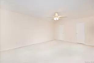 25 Canterbury Rd, Great Neck, NY 11021 - Photo 20