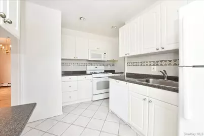 25 Canterbury Road #3-L, Great Neck, NY 11021 - Photo 14