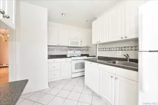 25 Canterbury Rd, Great Neck, NY 11021 - Photo 14