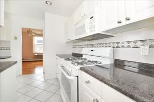 25 Canterbury Rd, Great Neck, NY 11021 - Photo 16