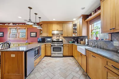 110 Bedford Avenue, New Hyde Park, NY 11040 - Photo 12