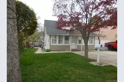 211 Lowndes Avenue, Huntington Station, NY 11746 - Photo 2