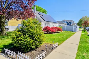 27 Spruce St, Hicksville, NY 11801 - Photo 2