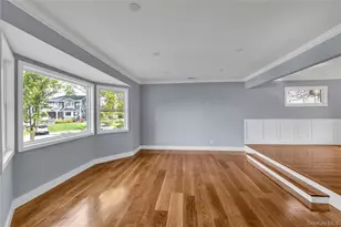 9 Tulip Ln, Port Washington, NY 11050 - Photo 2