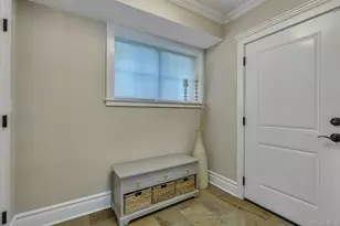 33 Harwood Dr E, Glen Cove, NY 11542 - Photo 24