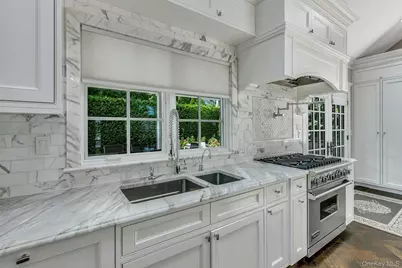 33 Harwood Drive E, Glen Cove, NY 11542 - Photo 8