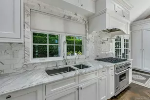 33 Harwood Dr E, Glen Cove, NY 11542 - Photo 8