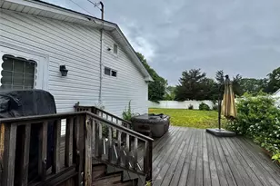 30 Woodmere Pl, Selden, NY 11784 - Photo 4