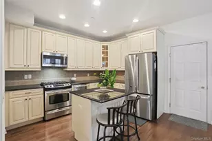 136 Hudson Pointe Dr, Poughkeepsie, NY 12601 - Photo 8