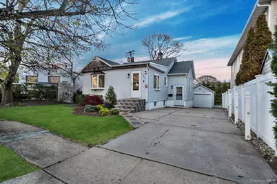 105 Thomas Place, Bellmore, NY 11710 - Photo 4