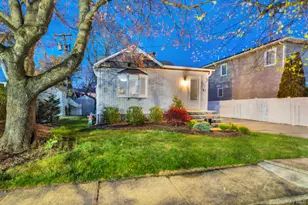 105 Thomas Pl, Bellmore, NY 11710 - Photo 2