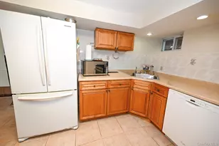 85 Hinsdale Ave, Floral Park, NY 11001 - Photo 18
