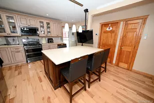 85 Hinsdale Ave, Floral Park, NY 11001 - Photo 4