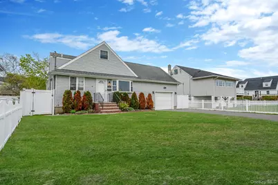 253 E Riviera Drive, Lindenhurst, NY 11757 - Photo 2