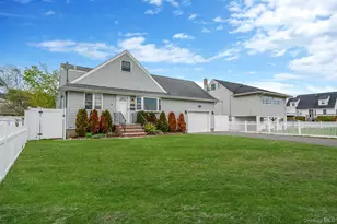 253 E Riviera Dr, Lindenhurst, NY 11757 - Photo 2