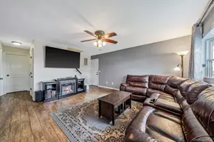 253 E Riviera Dr, Lindenhurst, NY 11757 - Photo 4