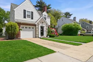 52 Wisteria Ave, Mineola, NY 11501 - Photo 2