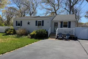 10 Hollingsworth Pl, Centereach, NY 11720 - Photo 2