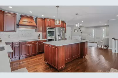512 Heathcliff Drive, Seaford, NY 11783 - Photo 8