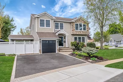 512 Heathcliff Drive, Seaford, NY 11783 - Photo 2