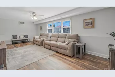 477 N Indiana Avenue, Lindenhurst, NY 11757 - Photo 4