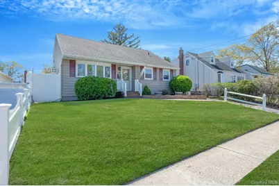 477 N Indiana Avenue, Lindenhurst, NY 11757 - Photo 2