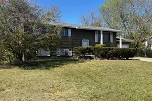 199 Ridge Rd, Wheatley Heights, NY 11798 - Photo 2