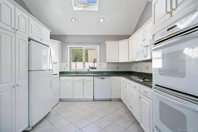 14 Greenway Circle N, Syosset, NY 11791 - Photo 12