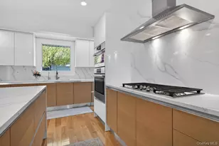 2 Sherwood Ln, Roslyn Heights, NY 11577 - Photo 6