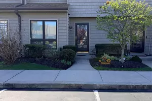 81 Stanford Ct, Wantagh, NY 11793 - Photo 2