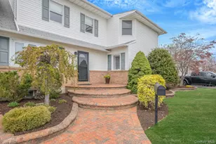 580 Center Briarwood Ave, West Islip, NY 11795 - Photo 4