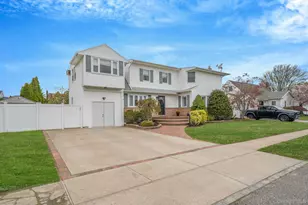 580 Center Briarwood Ave, West Islip, NY 11795 - Photo 2