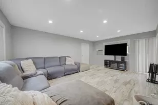 580 Center Briarwood Ave, West Islip, NY 11795 - Photo 10