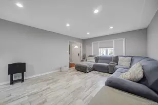 580 Center Briarwood Ave, West Islip, NY 11795 - Photo 12