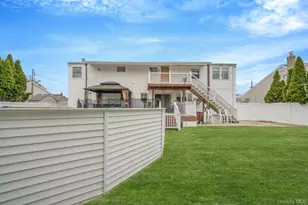 580 Center Briarwood Ave, West Islip, NY 11795 - Photo 44