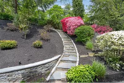 34 Bridge Road, Manhasset, NY 11030 - Photo 24