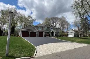 10 Kingfisher Dr, Smithtown, NY 11787 - Photo 2