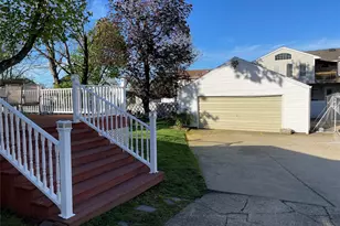 581 Grand Ave, Lindenhurst, NY 11757 - Photo 30