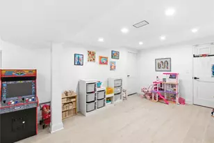 1 White Oak Dr, Port Washington, NY 11050 - Photo 20