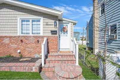 16 Riviera Parkway, Lindenhurst, NY 11757 - Photo 4