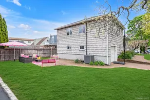 39 Warwick Pl, Port Washington, NY 11050 - Photo 16