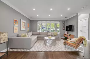 39 Warwick Pl, Port Washington, NY 11050 - Photo 2