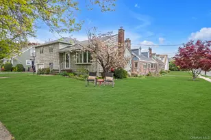 39 Warwick Pl, Port Washington, NY 11050 - Photo 18