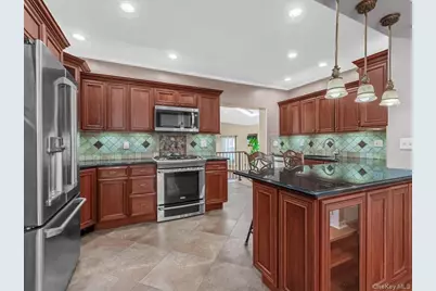 2 Tottenham Place #1FL, New Hyde Park, NY 11040 - Photo 4
