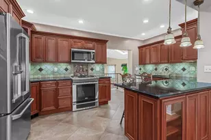 2 Tottenham Pl, New Hyde Park, NY 11040 - Photo 4