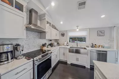 110 Stephen Road, Bayport, NY 11705 - Photo 18