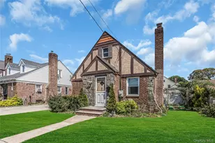 81 Midwood St, Valley Stream, NY 11580 - Photo 2